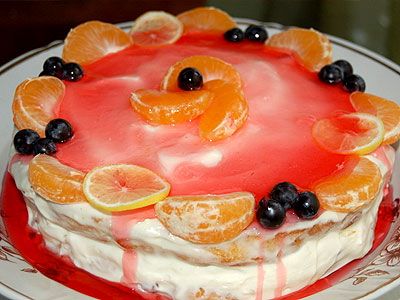 Бисквитный торт с творожной прослойкой и желе