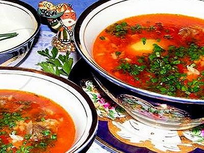 Мясной суп с помидорами, сладким перцем и рисом