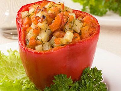Перец, фаршированный картофелем и овощами