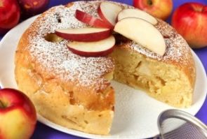 Сметанный пирог с яблоками в мультиварке