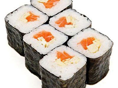 Суши с копченым лососем и японским омлетом